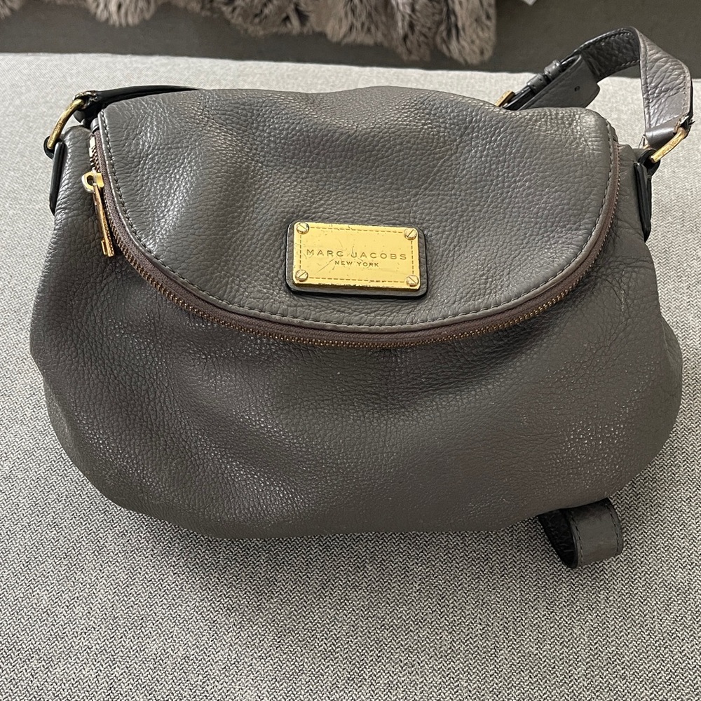 🤑Marc Jacobs "Classic Q Natasha" crossbody bag.